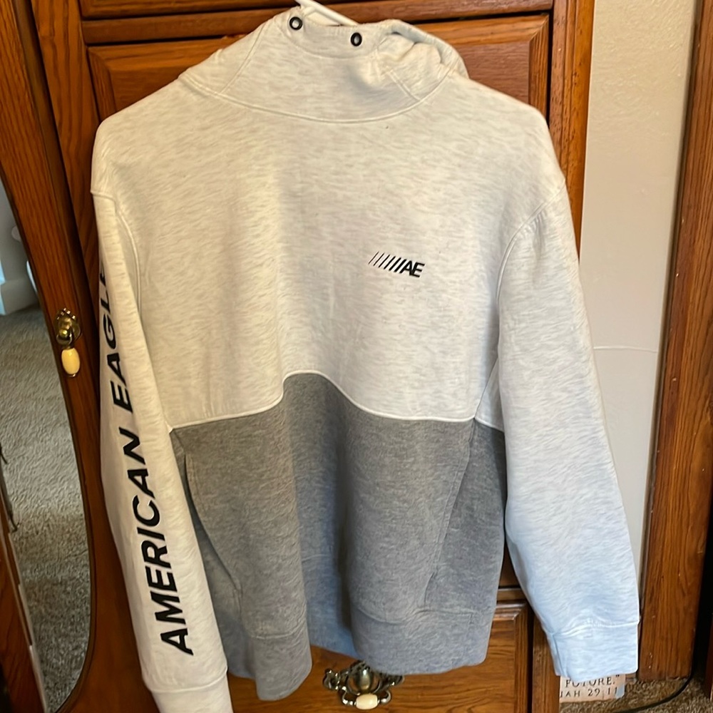 White American eagle sweatshirt